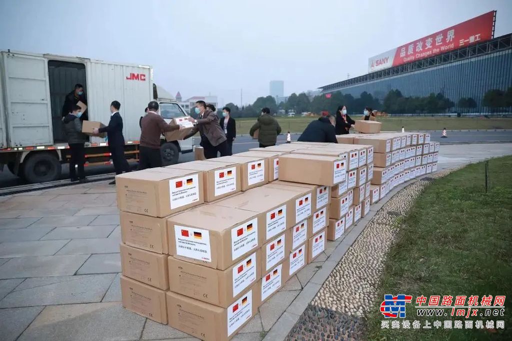 	“三一不但要将产品销往世界各地，还要将工厂建到工程机械制造业的发达国家去！”梁稳根的这一雄心在2007年成为现实。那年秋天，三一在美国乔治亚州征地1600亩，投资6000万美元，建立美国研发制造中心，成为中国第一家在美国投资建厂的机械制造企业。　