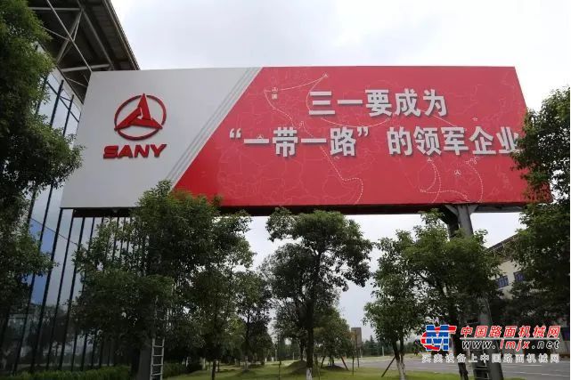 2005年，三一重工年报首次披露海外业绩情况。彼时，三一重工海外销售额为1.8亿元，首次破亿。