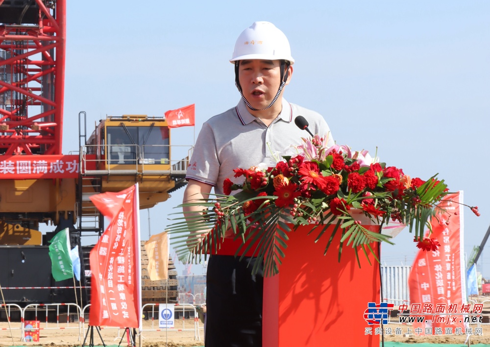 SCC98000TM是三一与山东海湾吊装工程股份有限公司根据施工需求，自主攻关研发的超大吨位履带式起重机，具备双臂工况与单臂工况两大工况，能覆盖绝大多数石化罐体、核电穹顶的吊装需求，并带动材料、铸造、液压、电气等相关产业技术快速发展。
