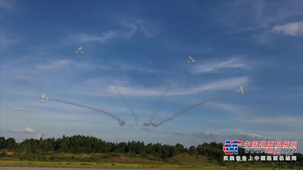 空中开花、大坡度盘旋、俯冲跃升……看山河飞行表演队炫技2022湖南航展动态展