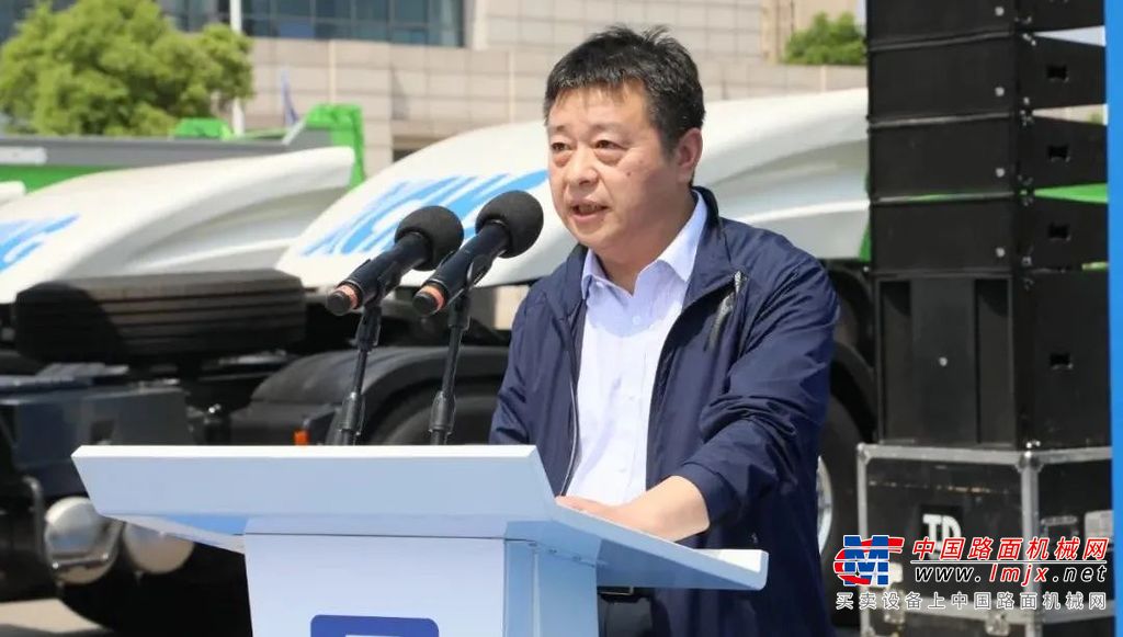 	9月2日，随着徐工集团党委书记、董事长杨东升的一声“发车”，325台徐工纯电动牵引车、自卸车、宽体自卸车开赴南美，创下全球金额最大、台量最大的新能源物流车出口订单。