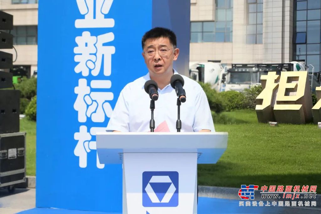 江苏省工信厅产业转型升级处处长熊斌谦，铜山区区长、徐州高新区管委会主任高建民，徐工集团党委书记、董事长杨东升，徐州市工信局党组成员、副局长张伟，铜山区委常委、徐州高新区管委会常务副主任戴雷，徐工汽车党委书记、总经理罗东海，徐工进出口公司副总经理王峰、海外客户代表等出席；江苏省13市工信系统领导到场参观、交流。