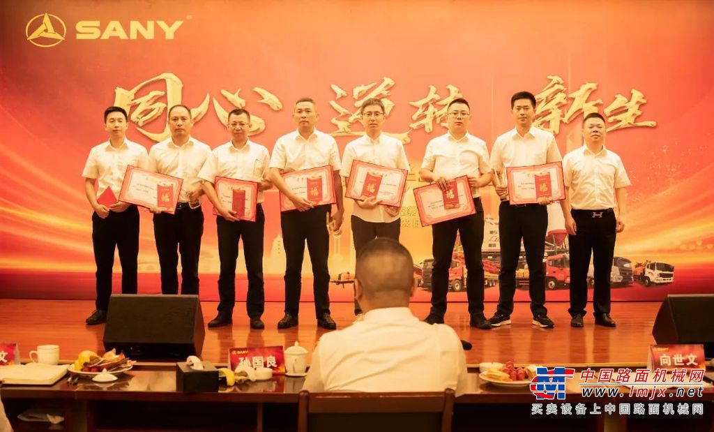 	在淮河中游的安徽，这样的画面几乎每年都会上演。安徽开闸蓄洪，不仅是保卫家乡，更是守卫兄弟省的安全，正所谓“上保河南，下保江苏”。