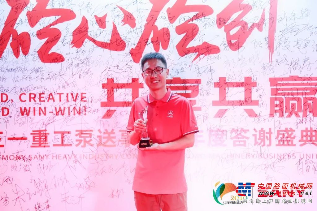 	这里的闸，是“千里淮河第一闸”，位于安徽省阜南县濛洼蓄洪区的王家坝闸，自1953年建闸以来的12个洪水年份里，王家坝共开闸泄洪15次，泄洪区内近16万人口，1.18万亩耕地反复化为一片汪洋。