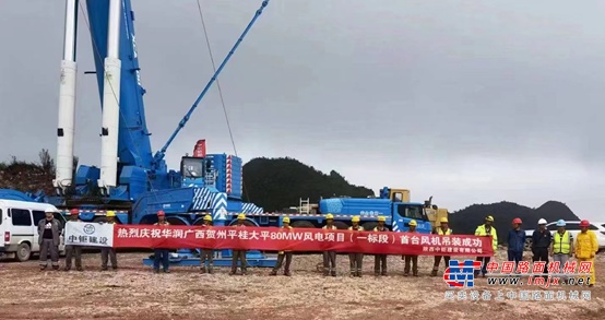 粗壮的蓝色大臂，被“左拥右抱”抬上巨轮	作为该地区新能源示范项目，风机主设备到港时，当地主流媒体曾以“巨型风机主设备到港”进行专题报道，引发当地各界人士热议。