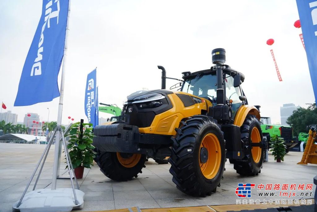 	现场备受瞩目的柳工第二代电动装载机856H-EMAX、870H-EMAX一经上市，凭借绿色智能、超强续航、安全舒适、综合作业效率高等特点，获得了市场的广泛认可。