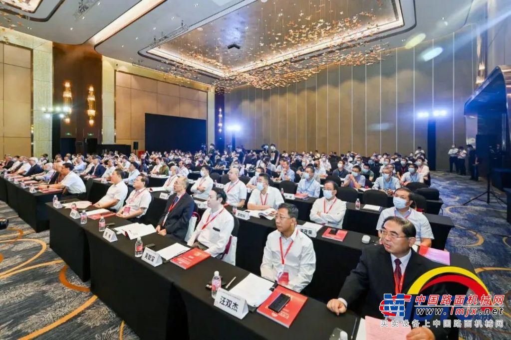 吴培国秘书长出席国际桥梁与隧道技术大会并主持重大工程装备与新材料、新技术主题论坛