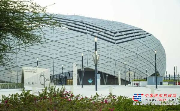 	作为全人类最受关注的赛事，卡塔尔为本届世界杯新建或翻新了8个顶级体育场，建设投资超过70亿美元。考虑到当地夏季高温达50摄氏度，还常有沙尘暴侵袭，本届世界杯场的建设难度被公认为有史最高，号称“地狱模式”。