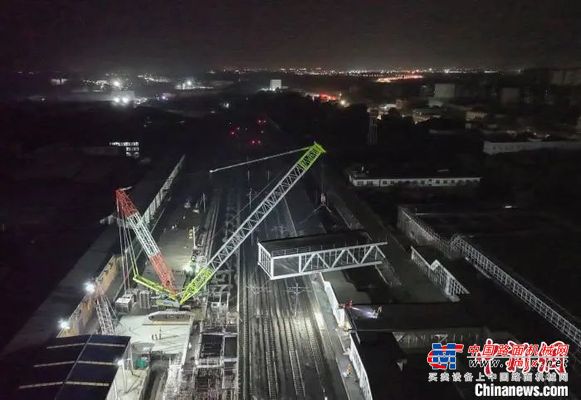 横跨4条铁路线，中联重科履带式起重机助力南昌南站天桥吊装成功