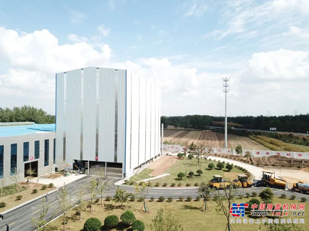 	随着我国高等级沥青路面不断延伸，沥青混合料的生产也走向规模化，市场对生产的成本和效率提出更高的要求。降低生产成本、减少沥青消耗，废旧沥青的再生技术走入大家的视线。而徐工厂拌热再生设备经过多年市场考验，已然成为客户心中的标杆产品。