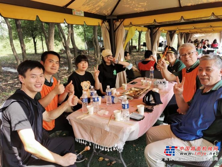 活动中，大家热情高涨、齐心协力、通力合作完成各个挑战项目，在欢声笑语中释放活力与正能量，充分展现积极向上、奋发有为的团队风采。充满挑战的游戏活动，进一步增强了团队合作意识，使大家认识到理解、信任的重要性和统一指挥的意义及作用，提高了全体员工的凝聚力和战斗力。