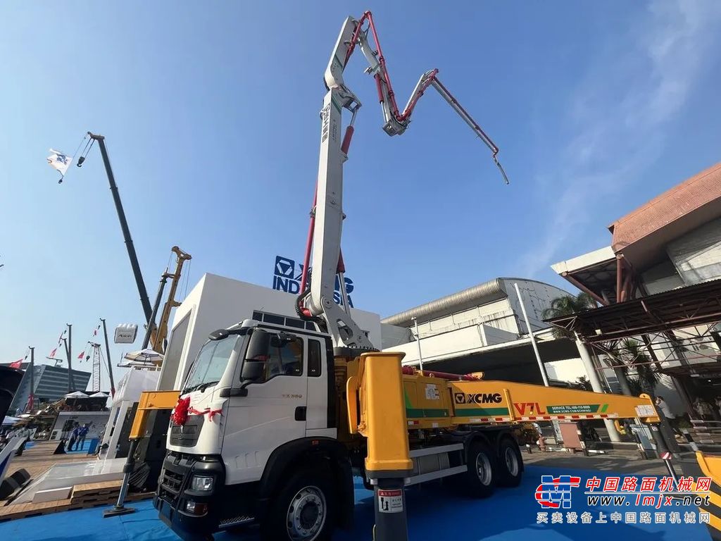 现场展出的GR2605Pro、GR3005Pro矿用平地机等也备受客户青睐，客户现场签单不断。