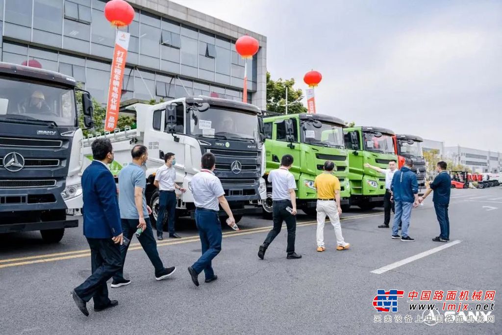 现场气氛热烈，在掌声阵阵中首批电动自卸车新品交付，它们整装待发，即将开往全国各地！
