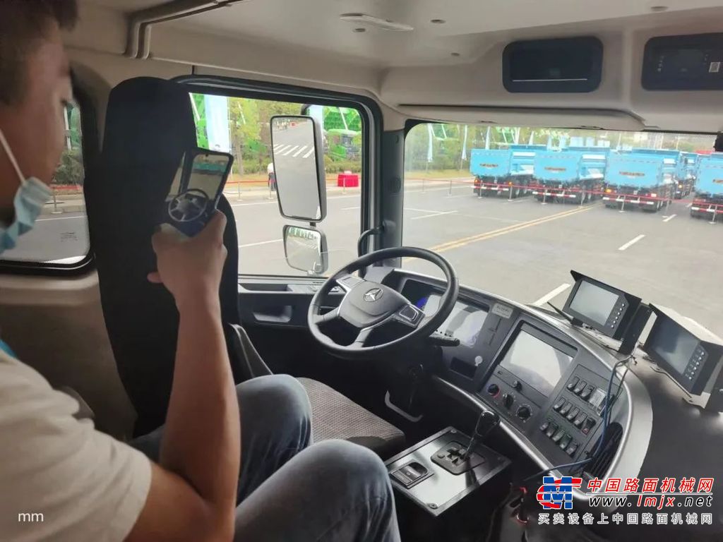 三一电动科技副总经理魏长河向与会人员介绍此次全新发布的纯电、换电、混动、氢能、柴油、无人驾驶6大系列重磅车型，可提供城建复合渣土（iSEE2 419充电自卸车）、城建标载渣土（iSEE2 411充电&标载411燃油）、复合砂石料（混动423）、矿山&坑口（混动321）、重载&超重载公路砂石（426）、港口钢厂短倒（423-428）8大场景全场景解决方案，具有“好驾控、好空间、好安全、好高效、好智能、好管理”特点，全面展示了三一电动加速绿色智能转型的实力。