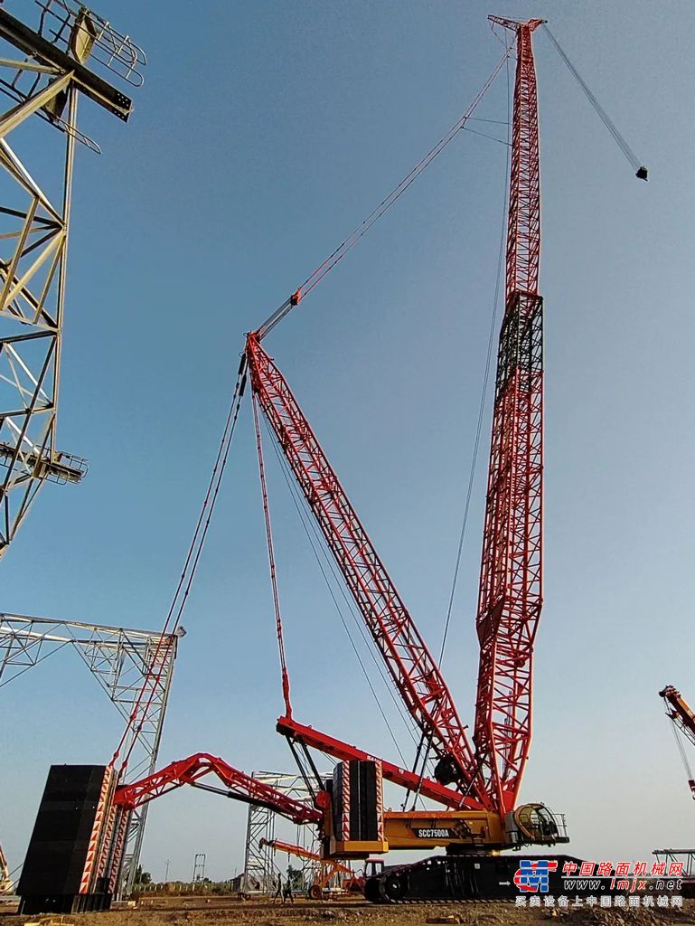 	为满足吊装需求，此次SCC7500A采用HJFJDB_SY3（165m+12m）超强臂工况，最大载荷为112t。载荷性能较常规工况HJFJDB-9（165m+12m）提升约17%。