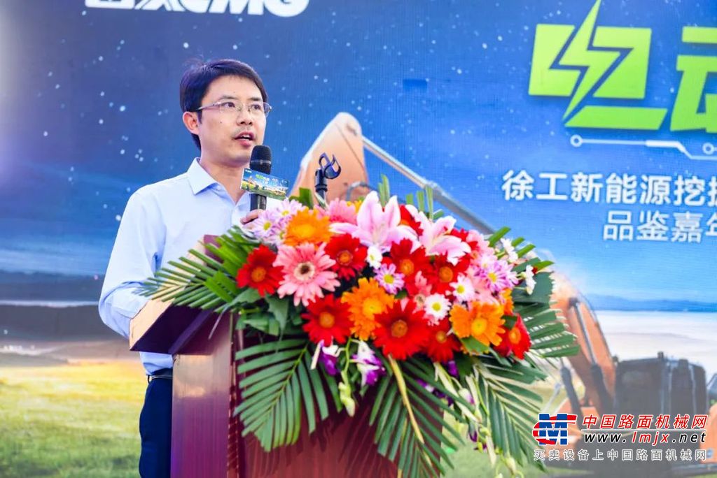 	在国家推进双碳目标，构建双循环新发展格局的大背景下，徐工挖机积极响应“双碳”战略，深耕电动化产业新赛道，以高效、安全、智能、环保为技术理念，为客户提供低碳节能的绿色施工解决方案，助力客户大幅降低生产成本、实现绿色转型。