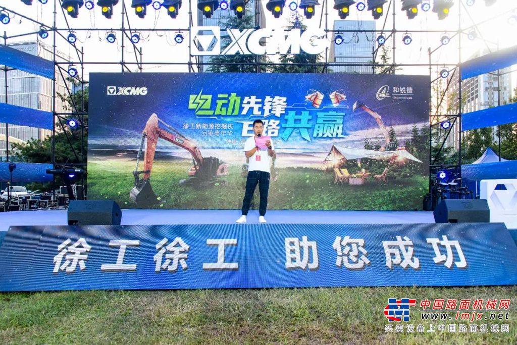 发布会现场反响热烈，这是徐工XE215E&XE270E纯电动挖掘机的王炸组合，在“三秦大地”的首展，两款产品一经亮相，便吸引了大量客户前来咨询洽谈。产品互动体验区人潮拥挤，参会客户围观咨询竞相体验，对于初次接触电动挖掘机的徐工“粉丝”们来说都是一次超凡的体验。