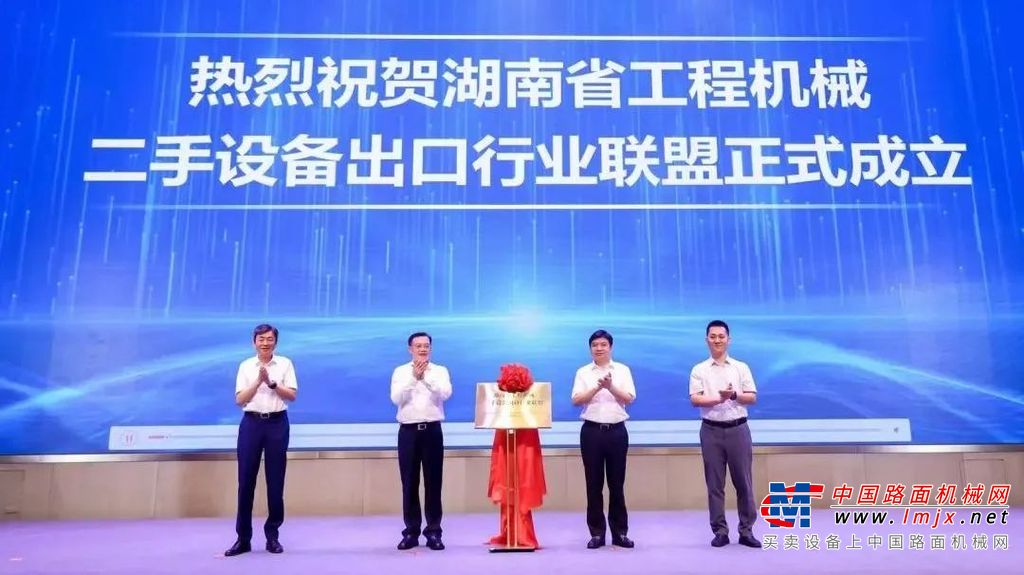本次出口的产品共有20多台，总价值超1000万元，主要为二手混凝土机械、二手汽车式起重机和零配件等。