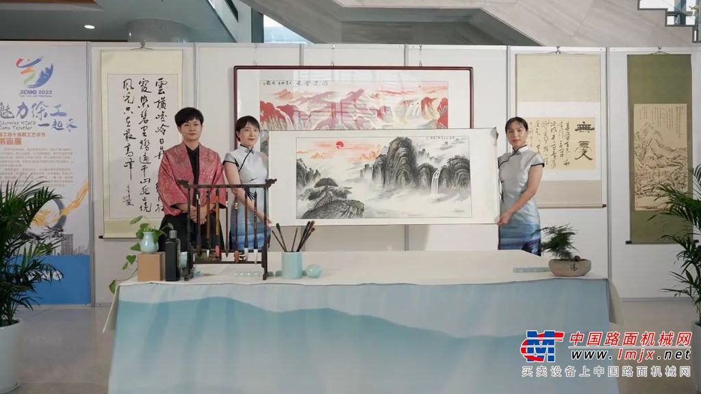 	伴随激情澎湃的原创开场歌舞《魅力徐工•一起来》，徐工第十届职工艺术节开幕式拉开序幕。