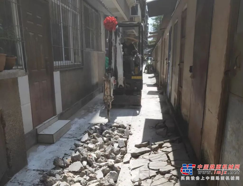 动臂侧移功能让山猫E17z能够在墙根地带直接进行挖掘作业，而无须频繁移动机身。配合无尾小回转，狭窄地带的作业应对自如！