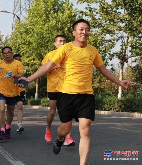 	随着发令枪鸣响，近千名选手冲出起点，踏上了赛道，向着终点奔跑。他们中有多次参加马拉松比赛的长跑“发烧友”，有经常跑步锻炼、具备不俗实力的长跑爱好者，以及积极参与本次活动的挑战自我者。