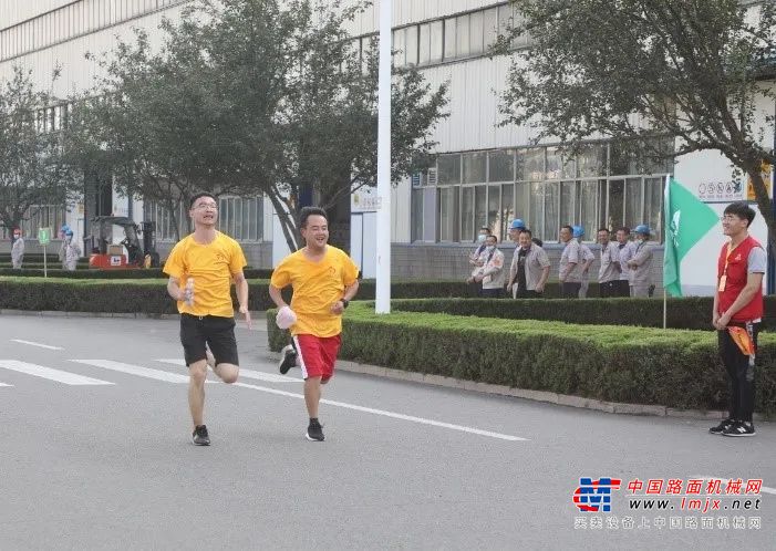 	一路上，选手们矫健的身姿、有力的步伐和奋勇争先的劲头，生动体现了临工人积极向上的精神风貌和昂扬奋进的激情活力，吸引着沿途群众纷纷投来关注的目光，发出由衷的赞扬。