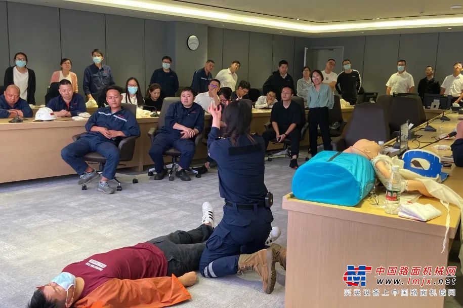 三一基金会救灾项目负责人宋喜媚采用理论知识讲解和现场实操示范，对心肺复苏（CPR）、止血包扎、体外除颤仪（AED）及腹部冲击急救法进行了系统讲解。强调了抢救心脏骤停的“黄金时间”和心脏复苏（CPR）的重要性，从评估现场环境安全、意识判断，如何检查呼吸，如何定位按压，如何打开病人气道，如何做人工呼吸等环节，一步步操作示范演练，还邀请参训人员现场实操，指导动作规范，帮助学员们熟悉和掌握救护的要点和基本技能。