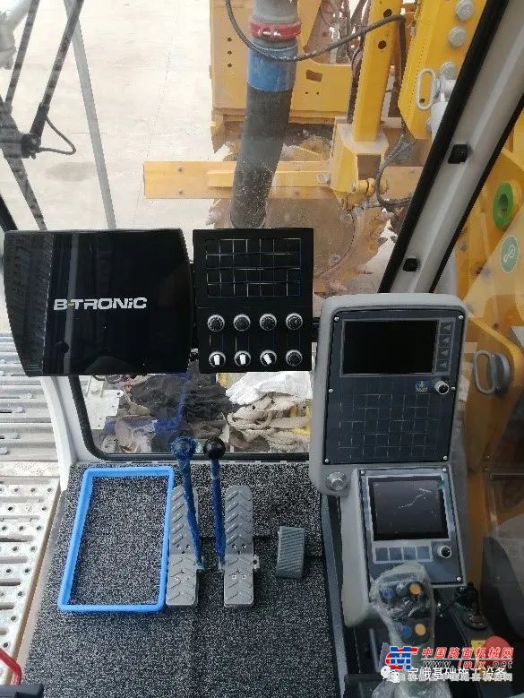 南洲工作井位于广州市区，周边环境较为复杂，需要效率更高、稳定可靠的设备，以确保项目进度，并减少对城市居民的影响。广东众大建筑工程有限公司购买的宝峨BCS 50 双轮铣今年上半年开始投入使用，在过去的数个月内，已经顺利完成了两个地下连续墙项目，不论是在作业效率还是在工程质量控制上，都得到了项目总承包的认可。下图为正在南洲工作井进行地下连续墙施工的宝峨BCS 50 双轮铣。