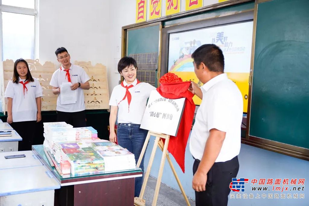 	当徐工巴西志愿小队刚踏入位于包索市Escola Jandyra Tosta de Souza小学时，瞬间就被小孩子们团团包围，在孩子们充满好奇和期待回复的眼神中，志愿者的心都被融化了。