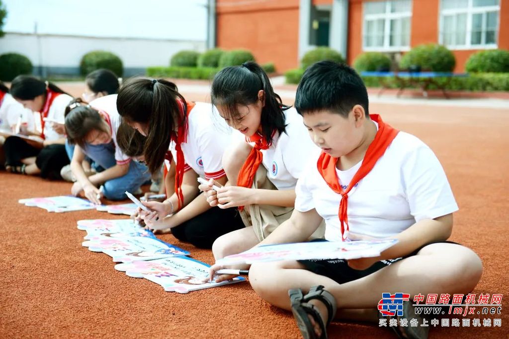 此次徐工微心愿，国内外再次共同联动，将爱心包裹跨越海洋，让美好传递到更多孩子心中。