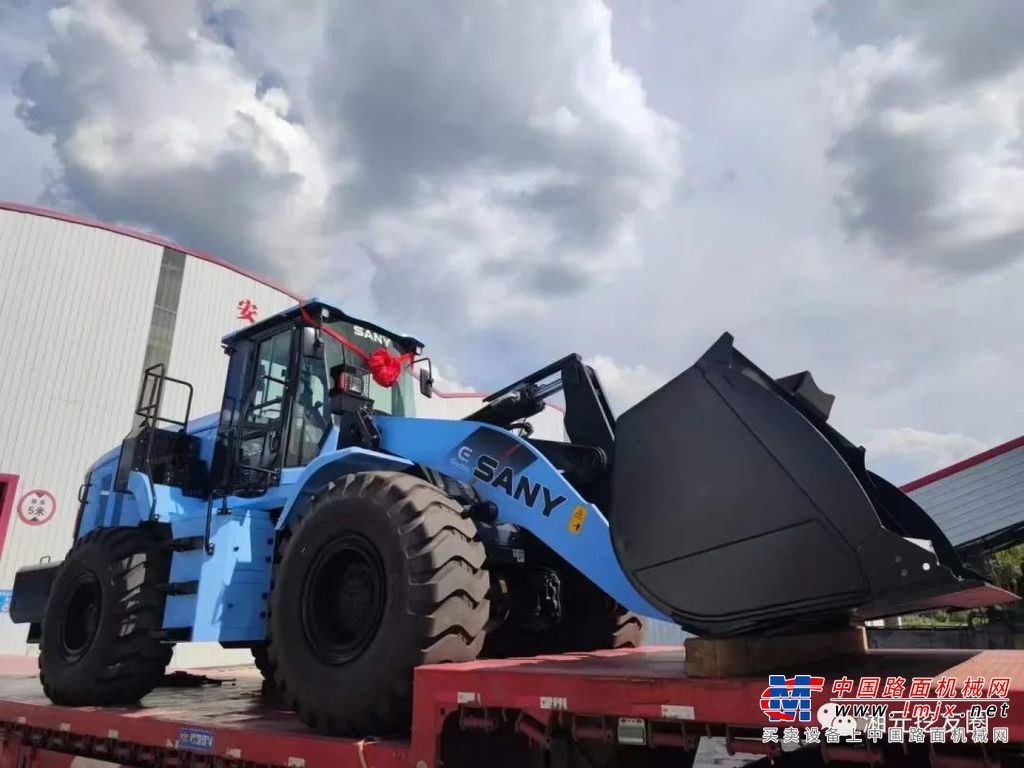 三一SW956E电动装载机，自2022年2月上市以来，全国累计投放市场近千台，主要分布在搅拌站、煤场、码头、钢厂、采石场等工况。因续航时间长，作业速度快，工作有力，操作舒适、简便而广受客户和市场好评。