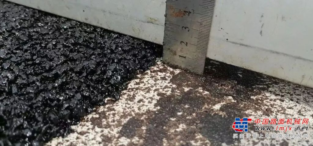 F2530CS攤鋪機不僅繼承了戴納派克優異的四軸支撐浮動熨平板技術，更針對中國市場的特殊需求對整機設計進行了改良。如針對中式特色大型料車的工作特點，改進設計的低卸料高度加強大料斗，既避免了料車沖擊力對攤鋪面平整度的損害，又保護了攤鋪機發動機艙免受沖撞；優化的輸/分料系統成為大量物料流順暢給送的保障；堅穩的底盤，確保了整機作業穩定性和牽引力。