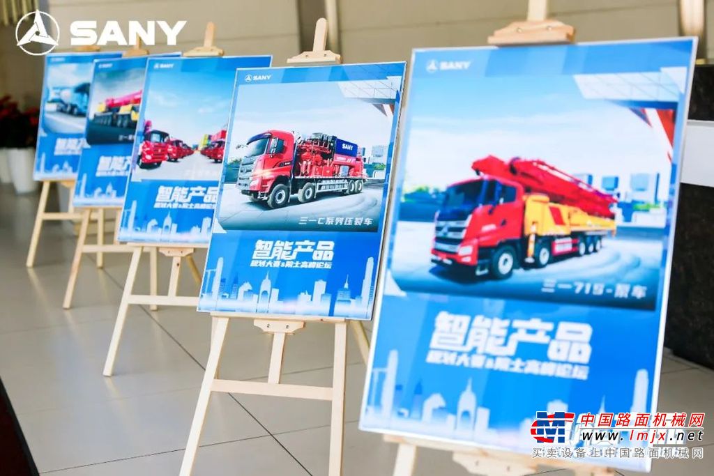 参加活动的专家有中国工程院院士、清华大学教授李克强，中国工程院院士、湖南大学教授王耀南，以及清华、北航、同济、湖大、大连理工等高校和机构的11位教授学者。
