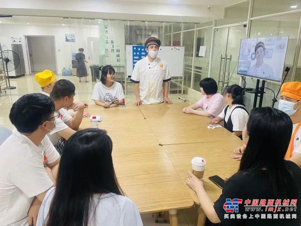 	“我叫辛鸿铭，我......”伴随着昆山爱德面包坊公益短片的播放，爱德社工组织“喜憨儿”们向三一“新朋友”作自我介绍，并表演了手指舞《你笑起来真好看》欢迎大家的到来。