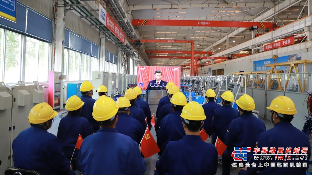 	“跟随习近平总书记的重要报告内容，我的脑海里不断浮现着新时代这十年党和国家变化的场景，我现在最大的感受就是：振奋、自豪、骄傲！”
