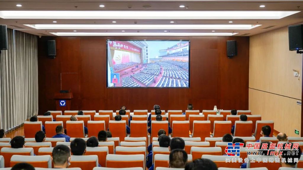 	在生产车间、会议室、办公室、办事处、项目驻地等场景，“学习身影”随处可见，在聆听中，大家“永远跟党走”的信念更加坚定。