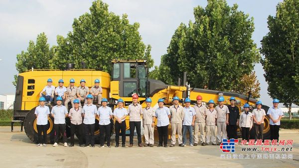 矿山综合解决方案再添利器，临工首台大型矿用平地机下线