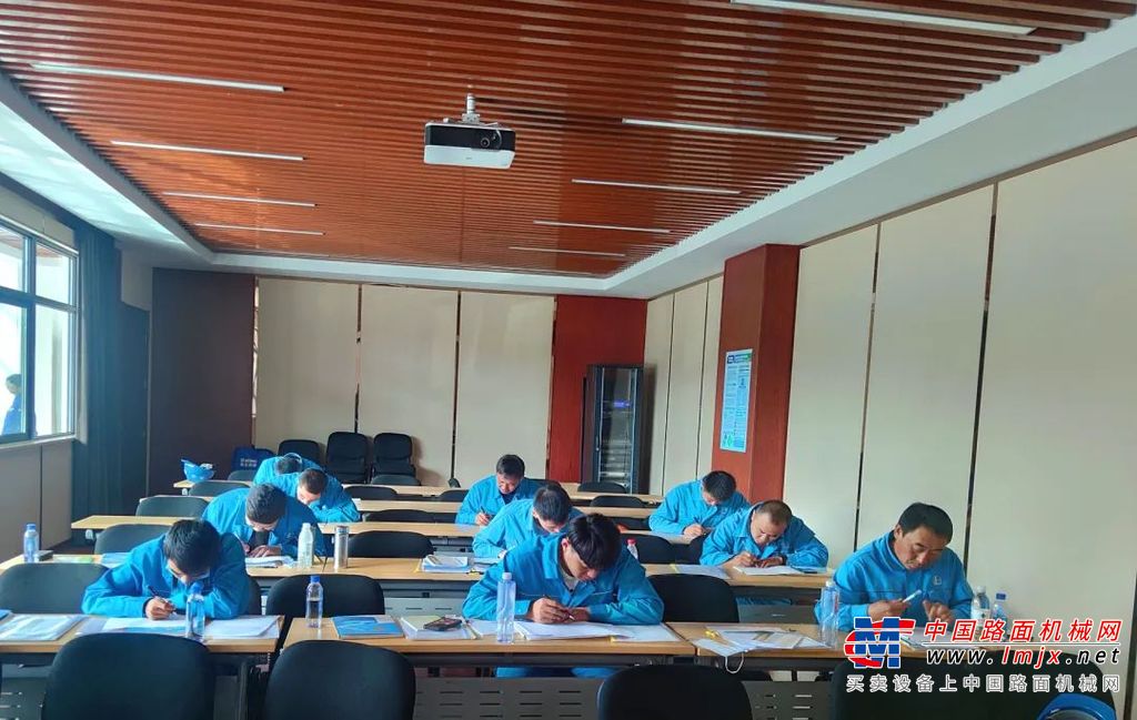 	徐工消防将充分发挥徐工消防在人才培训方面的优势，为各位工程师提供高空作业平台安全操作、电气、液压等理论结合实践的全方位知识讲解与系统性培训，进一步提升大家在高空作业平台产品操作、保养、维修、管理等各方面的技能水平。