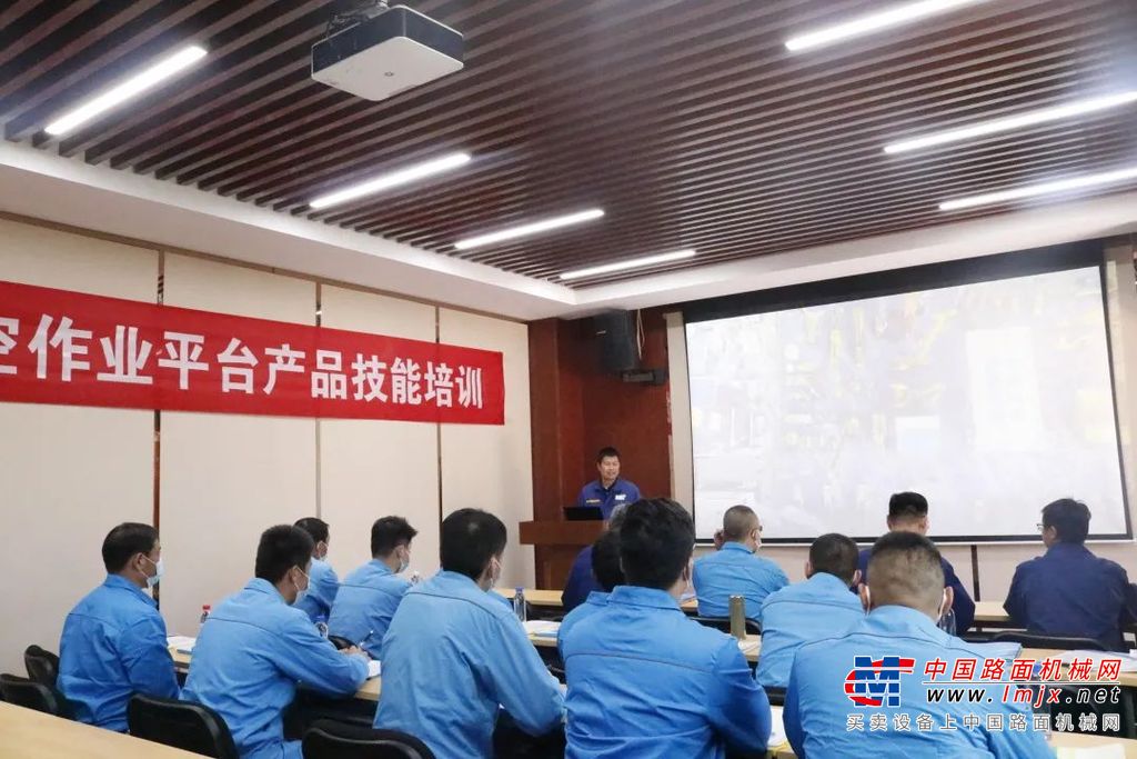 徐工消防服务备件中心总经理李海峰在开班仪式中提出：