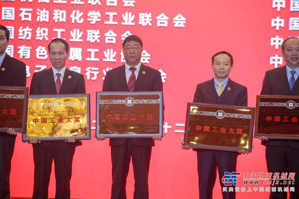 	新征程取得新成就，新时代实现新跨越。党的二十大已在北京隆重开幕，公众号开设“奋进新征程建功新时代·非凡十年”栏目，全方位多层次地聚焦徐工产业板块十年来奋发向上的探索实践、创新实干、发展实绩和宝贵经验，以实际行动迎接党的二十大胜利召开。