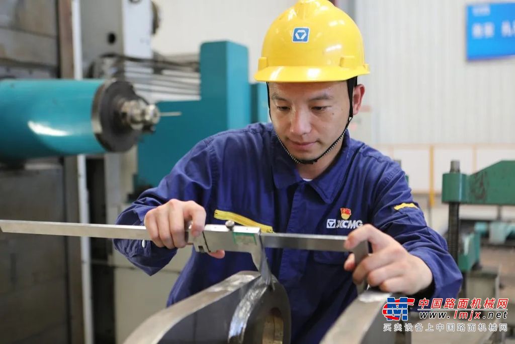 	矿业机械作为徐工十大新兴战略产业之一，其产品价值高、技术难度大，必须通过科技创新，突破关键核心技术壁垒。经过近十年的努力，徐工全球最大载重量的440吨级电传动矿卡和第二台“神州第一挖”等均在2022年荣耀下线，实现了关键核心技术的集中应用突破。