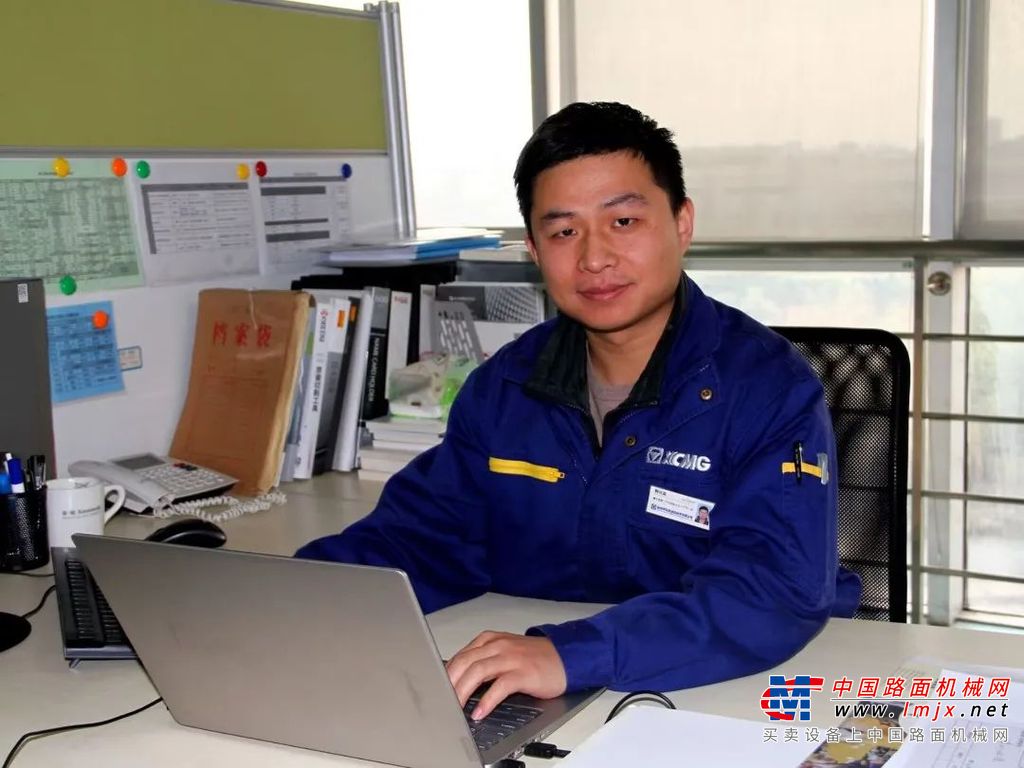 	“我将立足岗位，持续提升自主创新能力，狠抓超大吨位起重机技术攻关，推动超大吨位起重机的研发应用，不断提升产品的核心竞争力，将核心技术紧紧握在自己手中。同时，我和团队也将紧抓‘双碳’目标带来的机遇与挑战，继续探索起重机在风电等清洁能源应用方面的新工法、新技术，培养更多的青年工程师，让更多的中国制造起重机走出国门，走向世界，助力全球清洁能源建设。”李长青说。