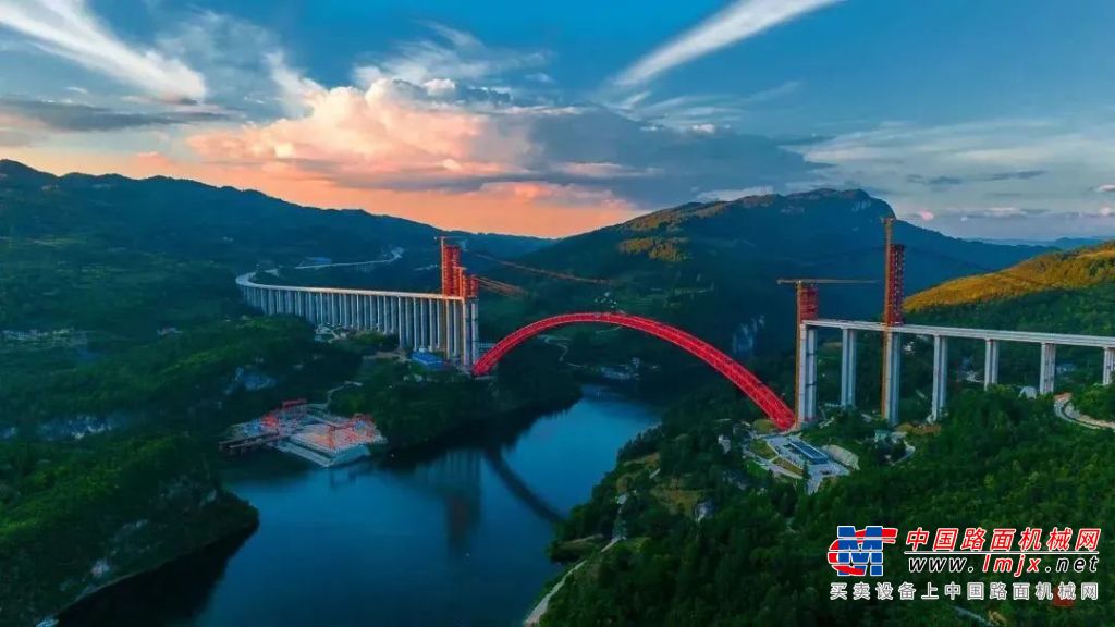 震撼！三一护航世界最大跨径上承式钢管混凝土拱桥