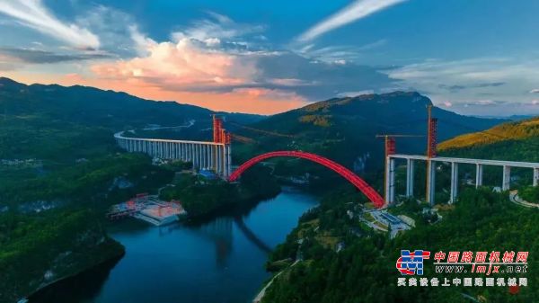 震撼！三一护航世界最大跨径上承式钢管混凝土拱桥