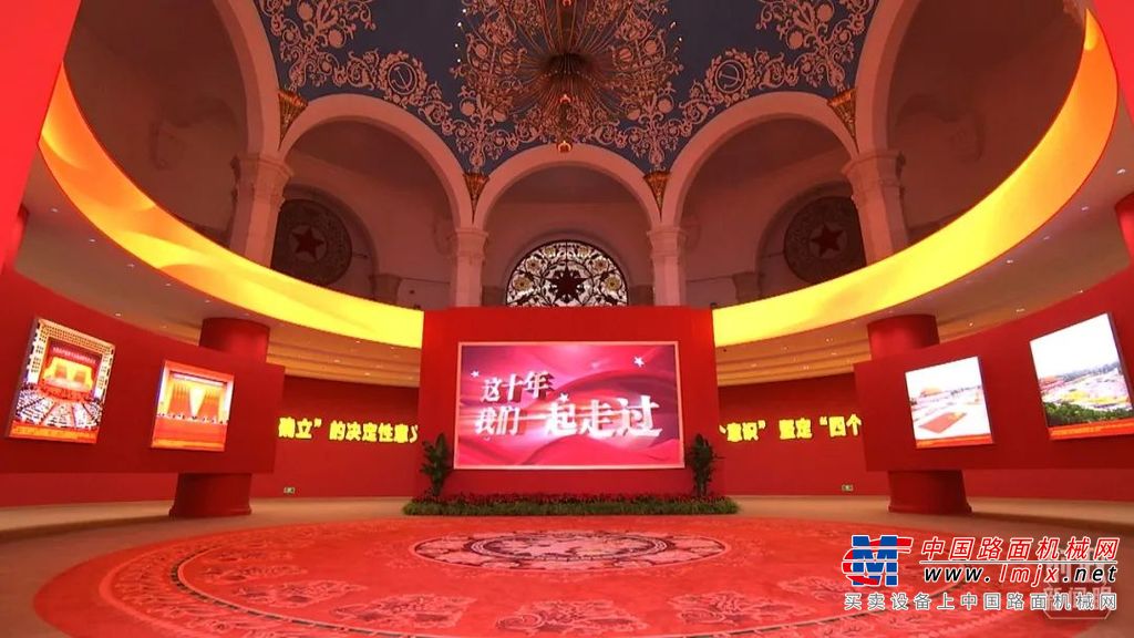 走进地方展区江苏单元，共有12件模型与4项屏幕展示的徐工，是这里展项最多的企业。
