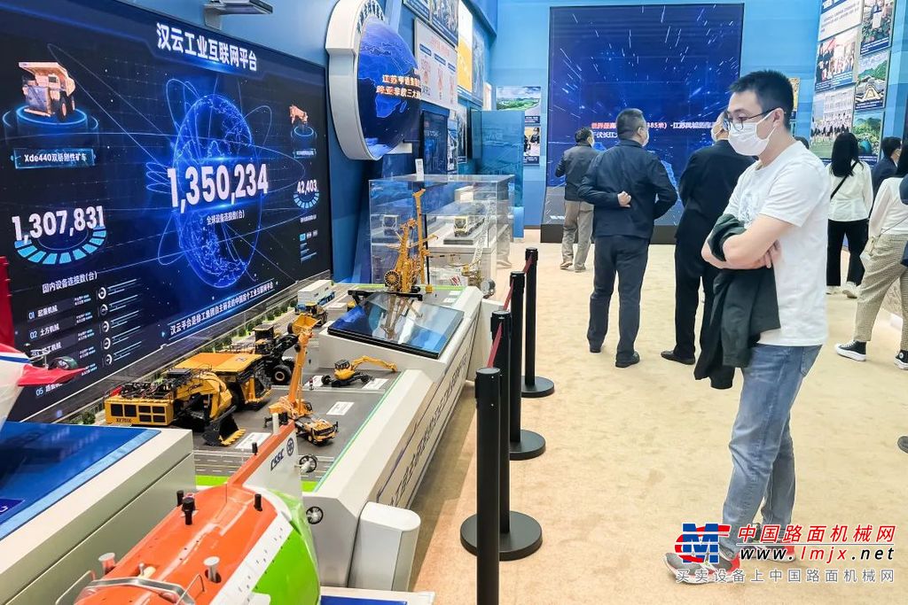 	一件件实物模型、一段段演示视频、一幅幅图片图表，生动形象地展示了新时代十年党和国家事业的伟大成就、伟大变革。