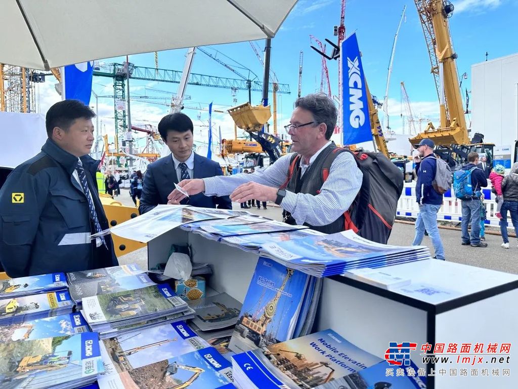 	“2022年初，徐工开创行业先河，率先发布《徐工碳达峰碳中和行动规划纲要》，充分彰显了徐工向着绿色化、智能化发展的信心与决心。徐工坚定走绿色发展之路，做低碳减排的领先企业，大容量、低能耗、更环保的新能源产品，将为我们的全球客户创造更高的价值。” 刘建森现场表示。