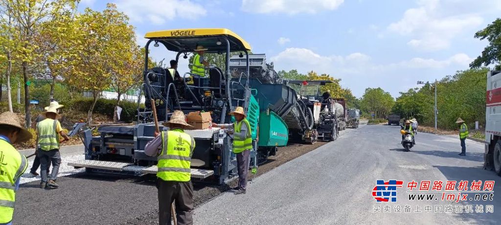 	本次改造机动车道及辅道路面结构设计如下：