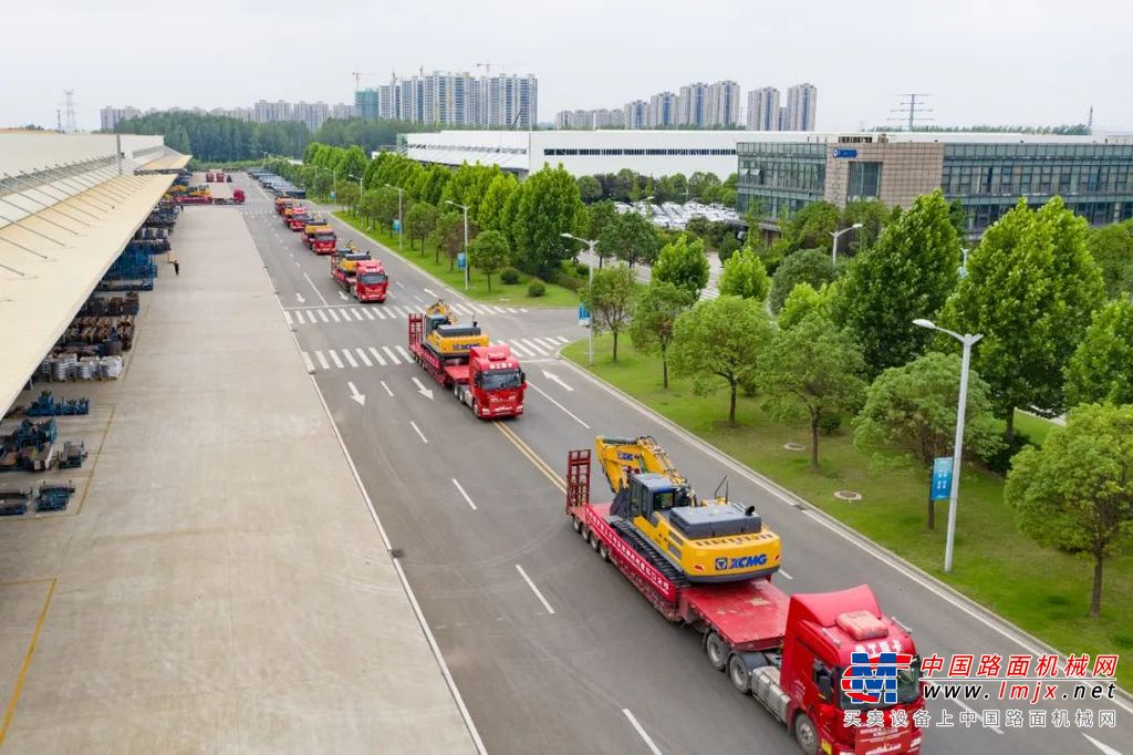 	————打造了全球行业领先的成套化产品系列和型谱。以市场为导向，以创新为路径，聚焦客户价值创造，实施行业数一数二的中高端双系列、双吨级产品战略，从1.5吨微挖到700吨“神州第一挖”，从新能源、智能化系列化产品到打桩机械、林业机械等六大新门类产品......十年来，徐工挖机成套化产品系列和型谱覆盖全球行业领先，形成了“大、中、小、微、轮、特”六大产品板块，满足全球客户多元化、个性化需求，产品竞争力攀上新高度。