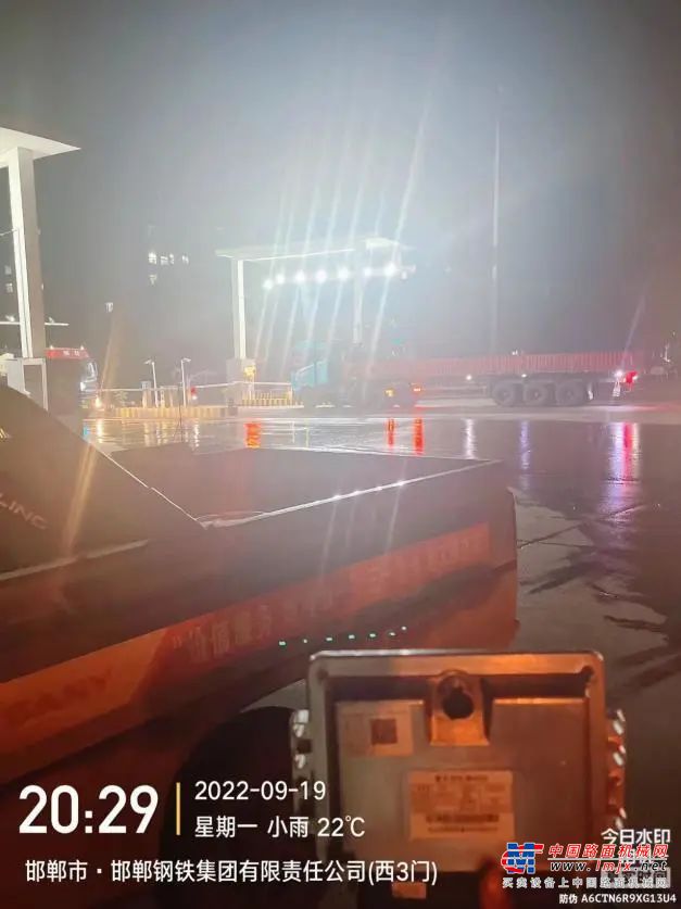 	因客户故障车停在钢厂内部道路上，靠近路口影响交通，客户维修需求紧急，邯郸鸿远维修师傅与三一重卡驻场服务工程师，带齐工具和配件紧急前往现场处理。